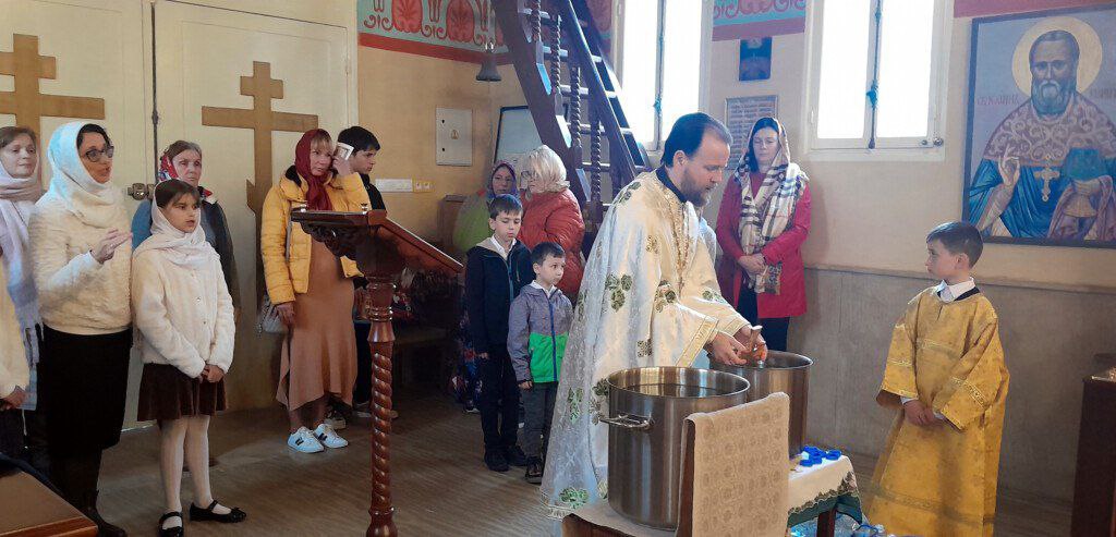освящение воды крестом. освящение воды в церкви на крещение. крещенская служба. богослужение на крещение господне. крещение в богоявленском соборе в елохове.